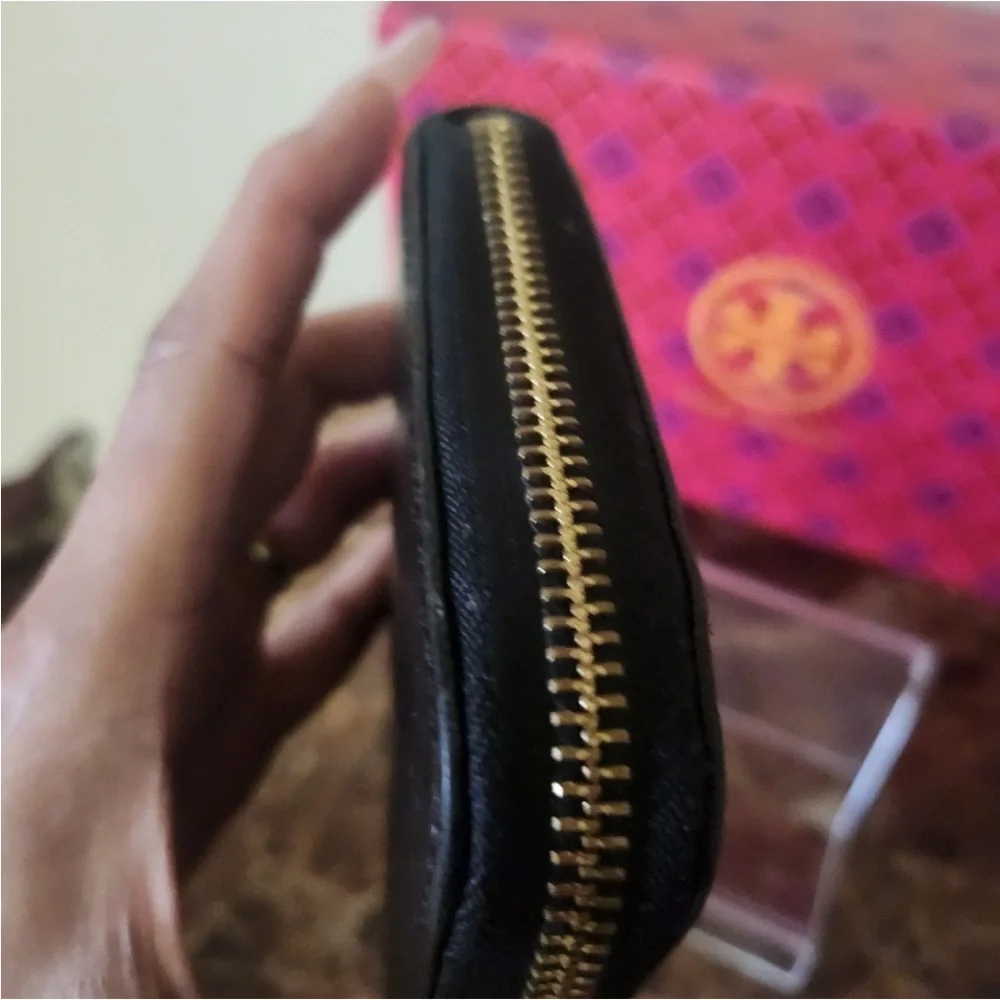 Tory Burch Black Wallet with Gold Logo comes with Dust bags only🌹